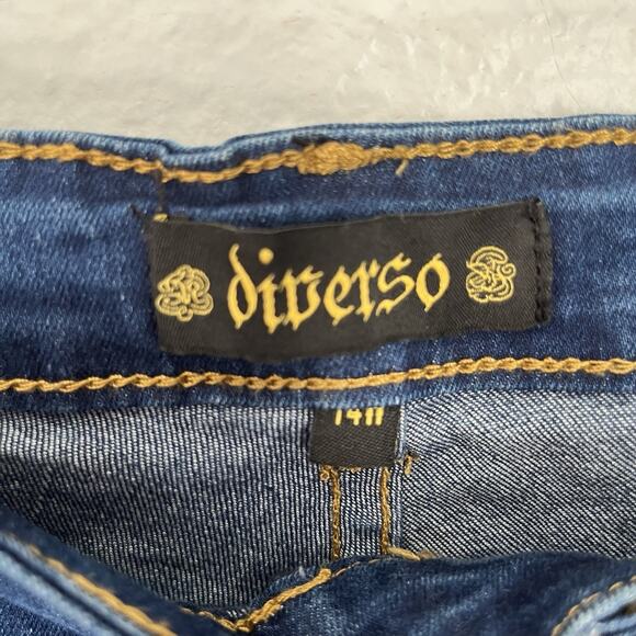 Diverso Women Bermuda Denim Shorts Size 14W Soft & Stretchy Distressed Blue NWT - Picture 3 of 14